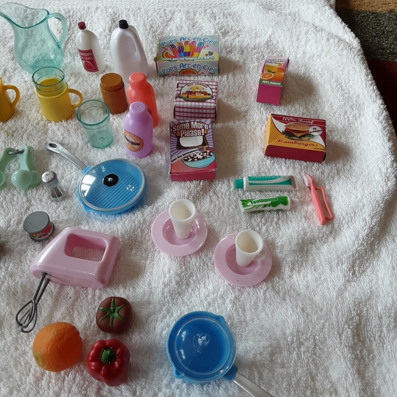 VARIETY OF SMALL DOLL KITCHEN AND BATH ACCESSORIES. - Picture 8 of 10